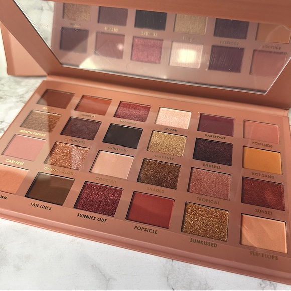 Ciatè Brazilian Glow Eyeshadow Palette
24-Pan Eyeshadow Palette - Picture 5 of 16